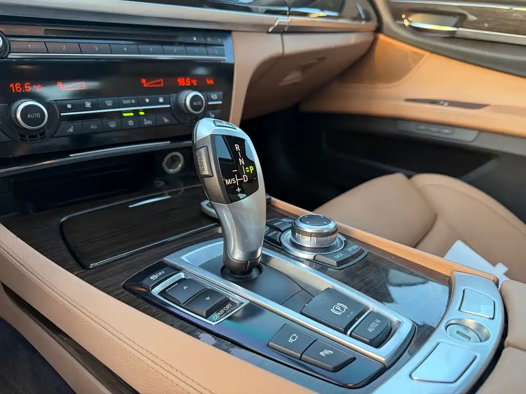 BMW 7 Series 2012 — фото 19