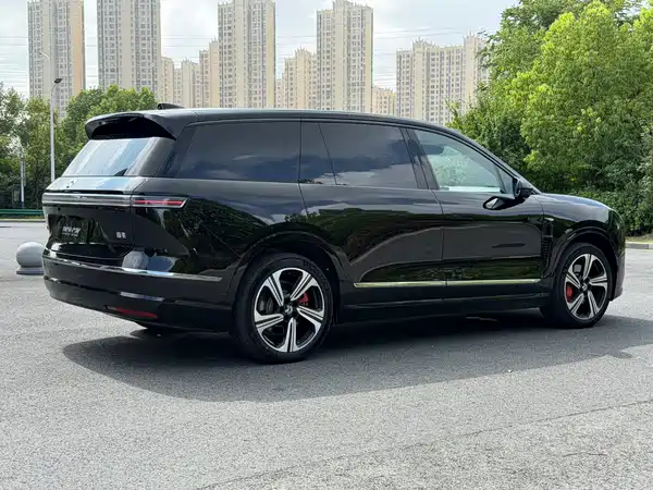 NIO ES8 2025