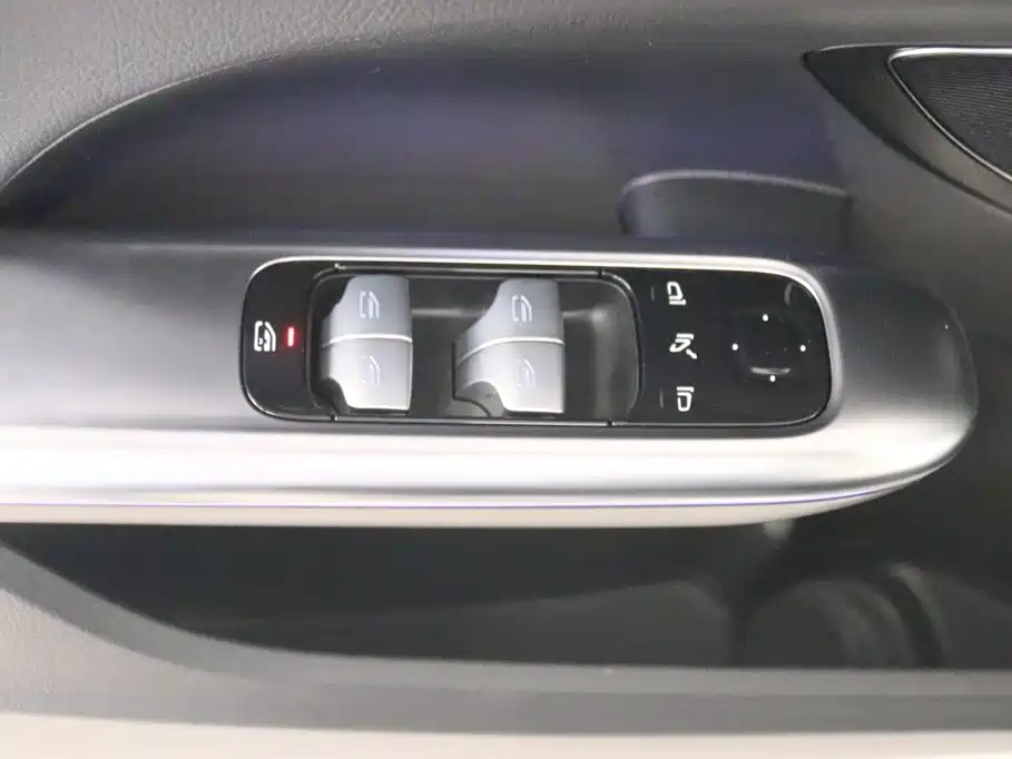 Mercedes-Benz C-Class 2023 — фото 11