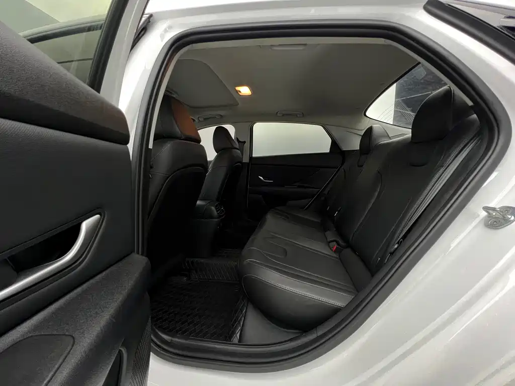 Hyundai Elantra 2023 — фото 14