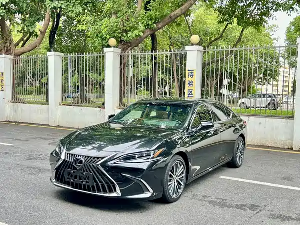 Lexus ES 2023