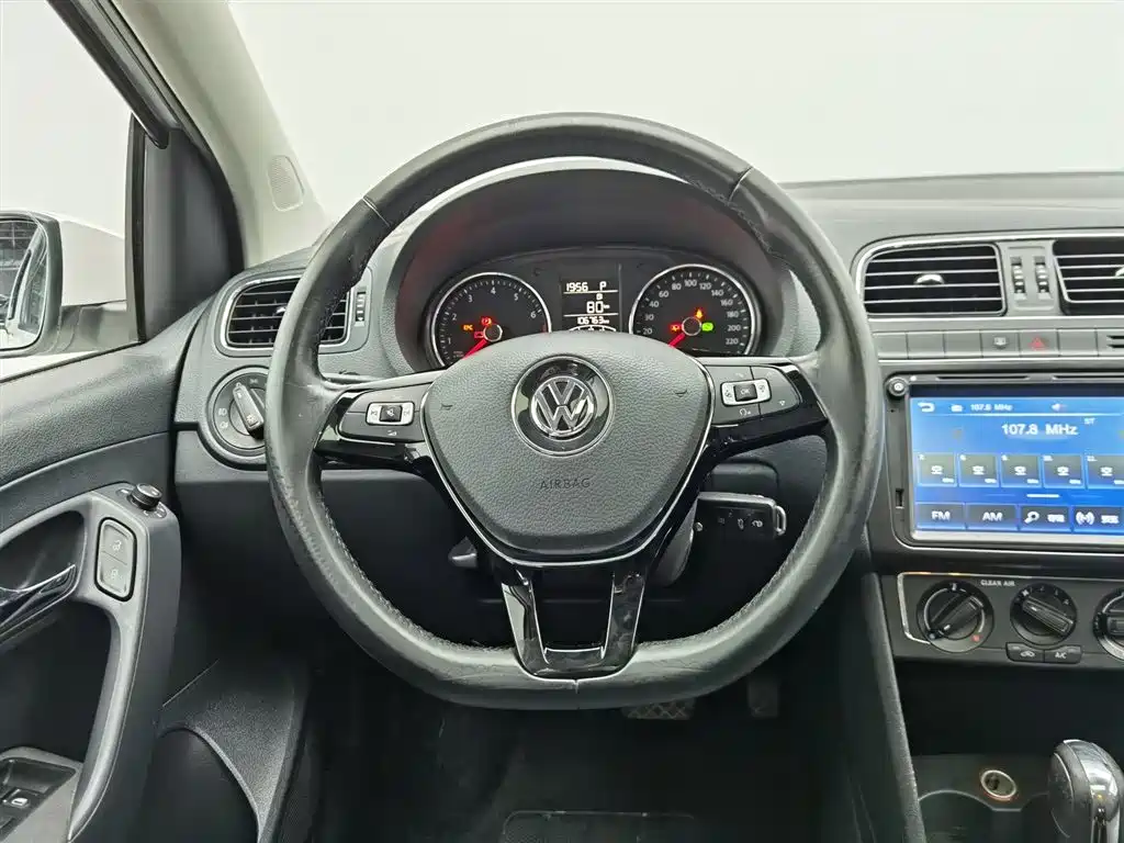 Volkswagen Polo 2017 — фото 11