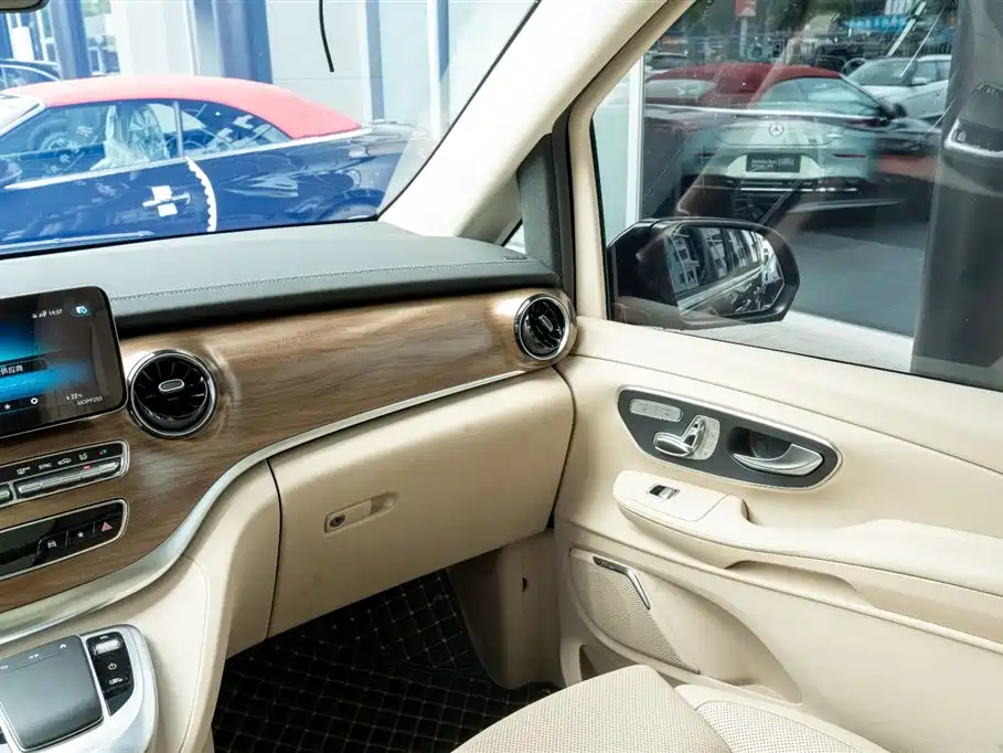 Mercedes-Benz V-Class 2023 — фото 15