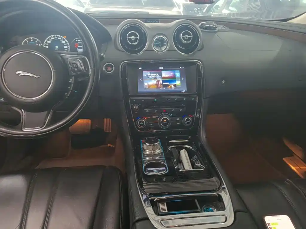 Jaguar XJ 2017 — фото 13