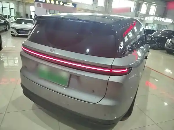 Li Auto i8 2025