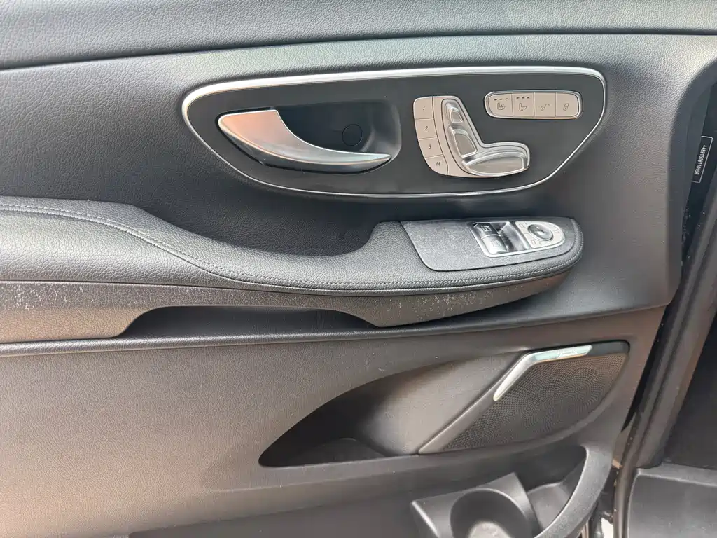 Mercedes-Benz V-Class 2020 — фото 16