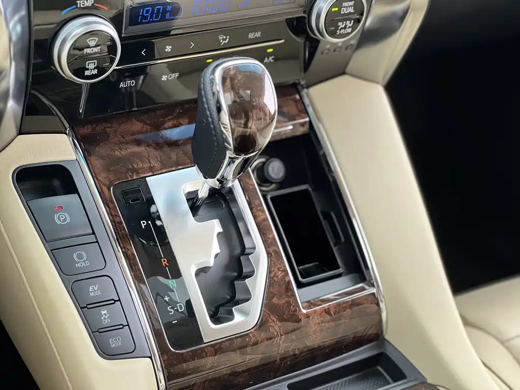 Toyota Alphard 2019 — фото 16