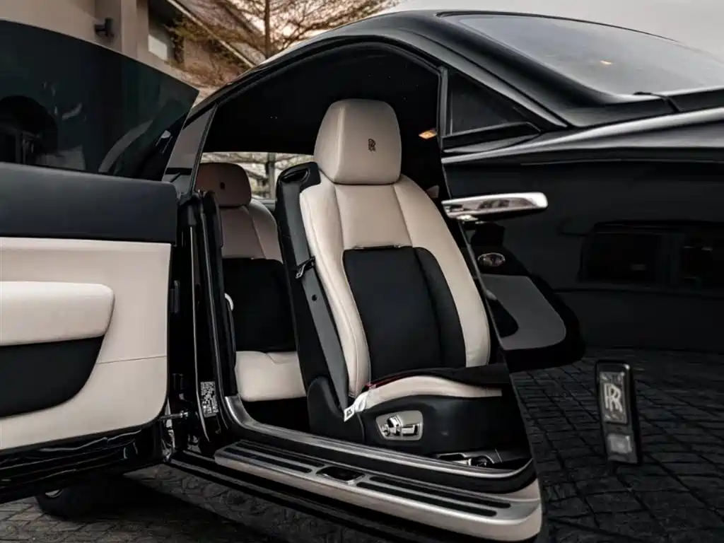 Rolls-Royce Phantom 2021 — фото 11