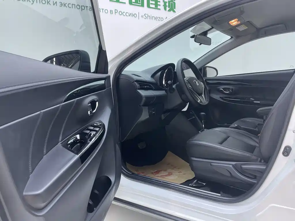 Toyota Yaris L 2023 — фото 18