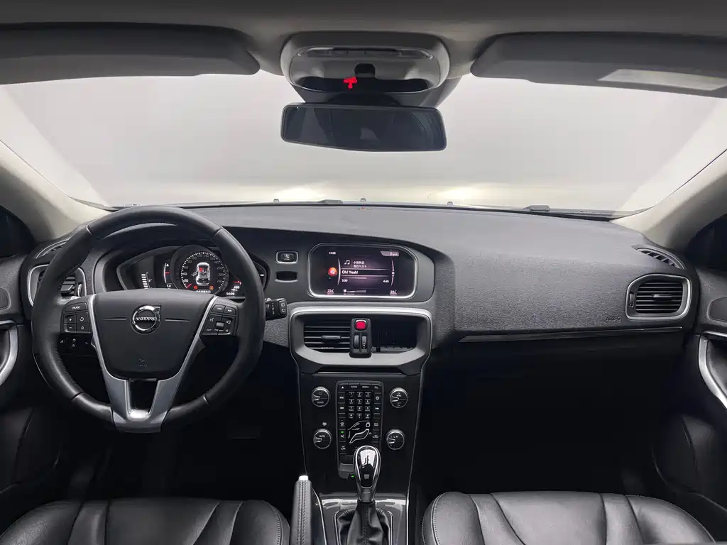 Volvo V40 2019 — фото 13