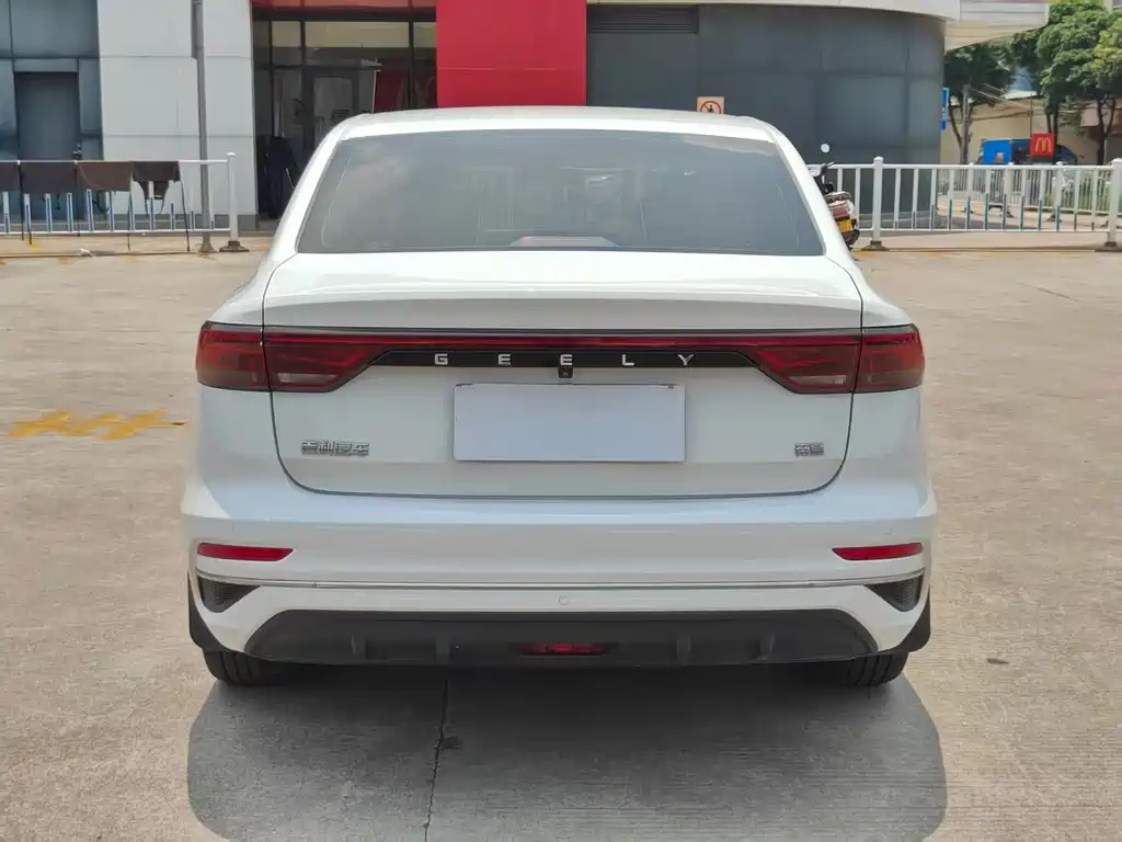 Geely Emgrand 2021