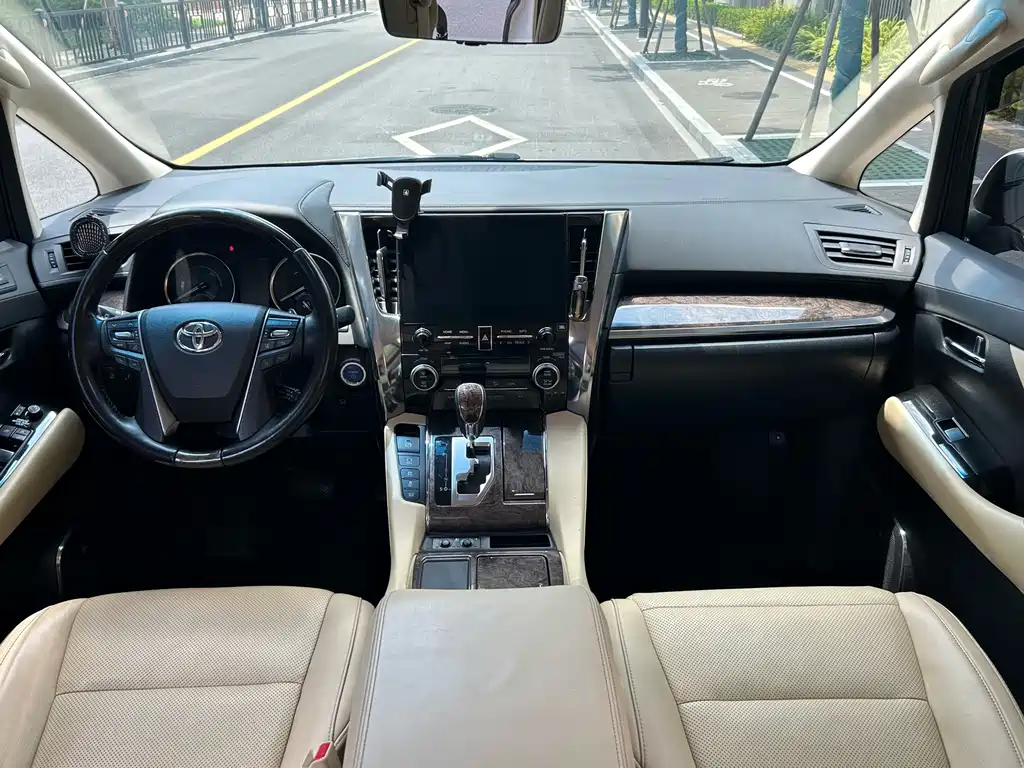 Toyota Alphard 2022 — фото 8