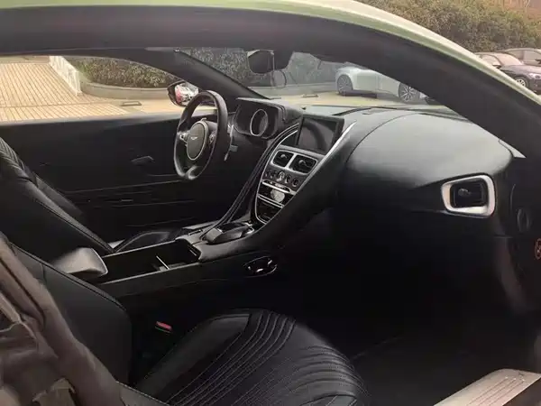 Aston Martin DB11 2019