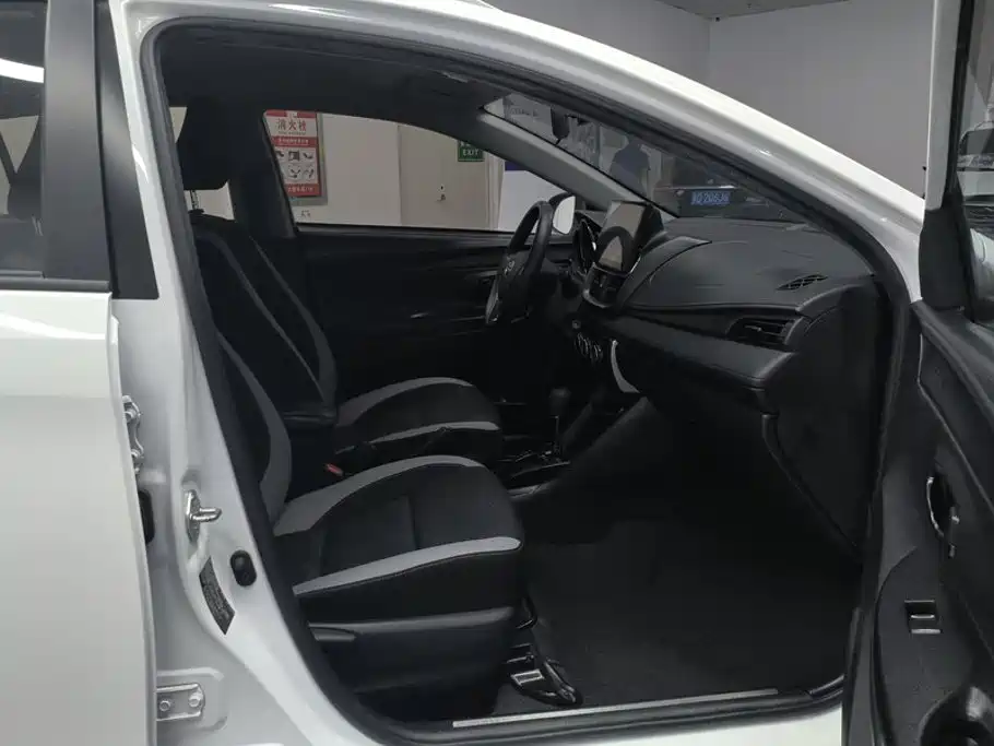 Toyota Yaris L 2023 — фото 8