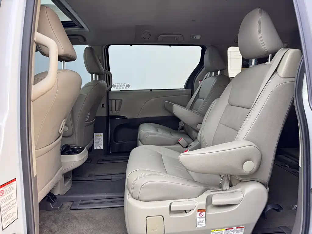 Toyota Sienna 2017 — фото 13