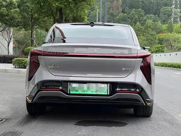 Hongqi EH7 2025
