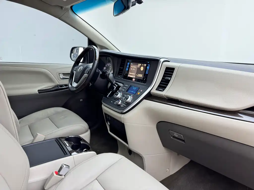 Toyota Sienna 2017 — фото 17