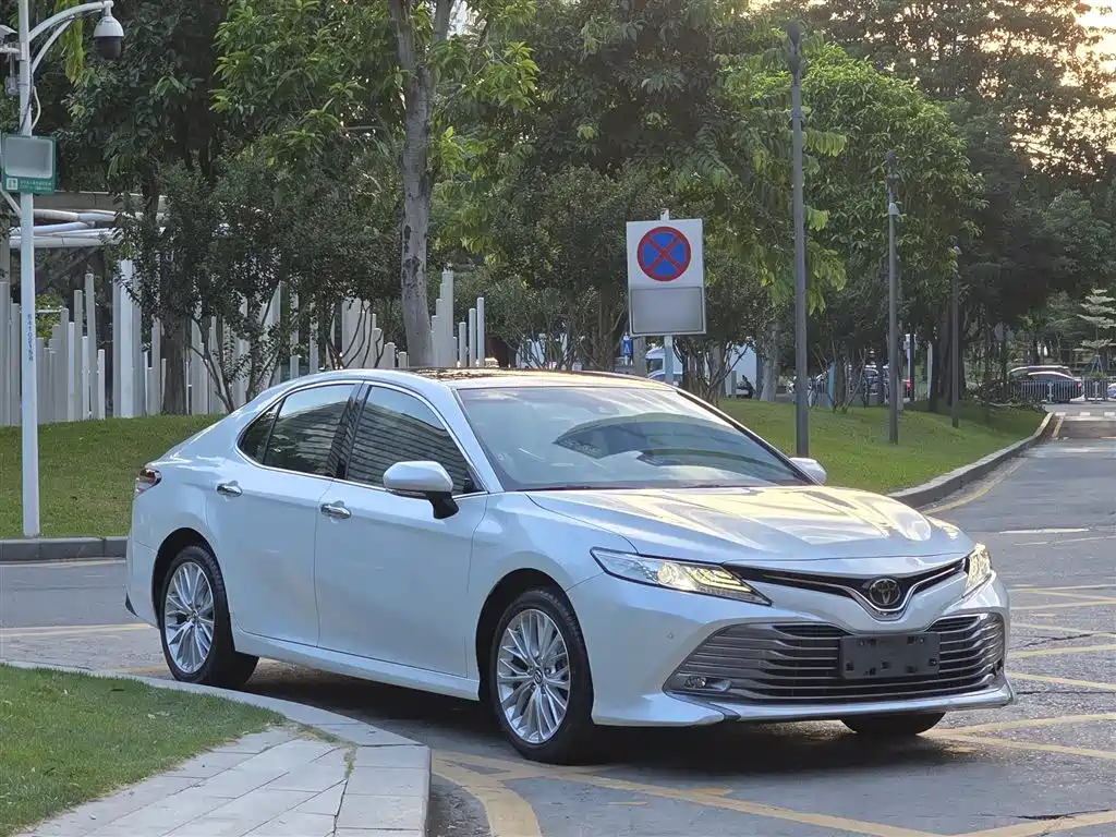 Toyota Camry 2020 — фото 25