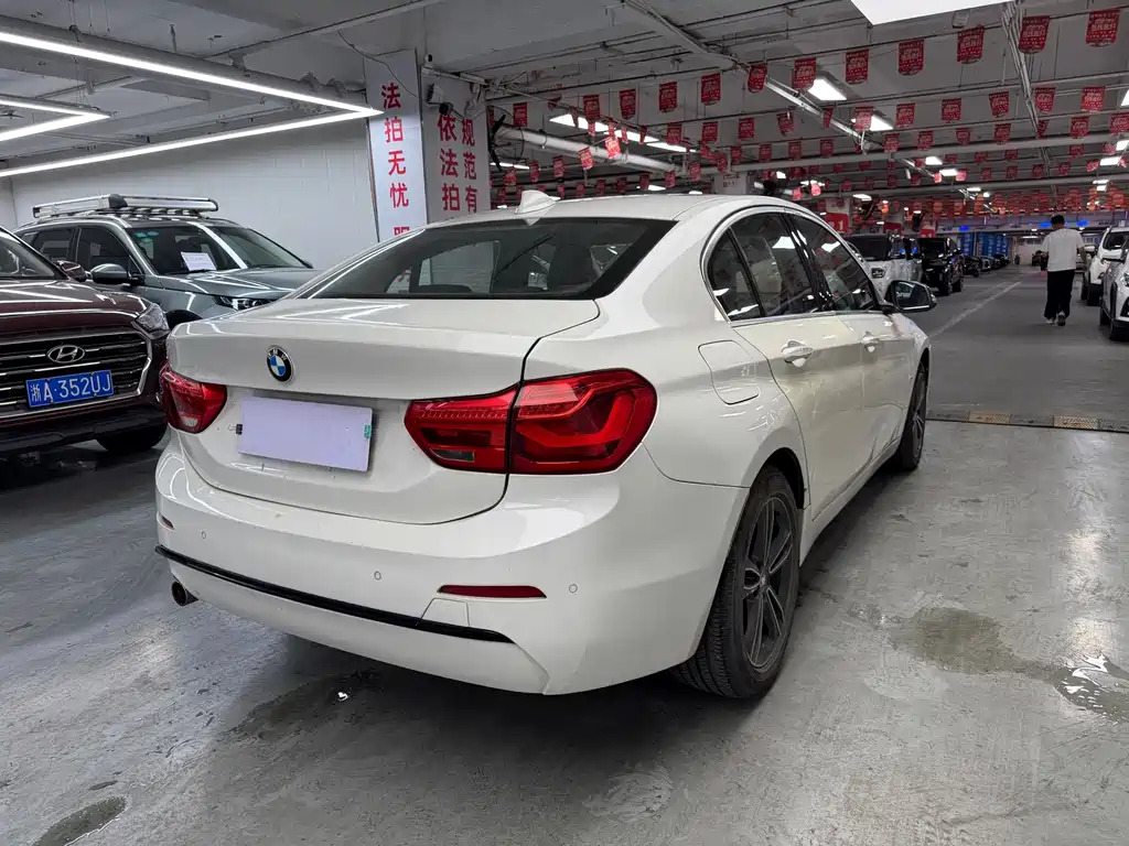 BMW 1 Series 2018 — фото 10