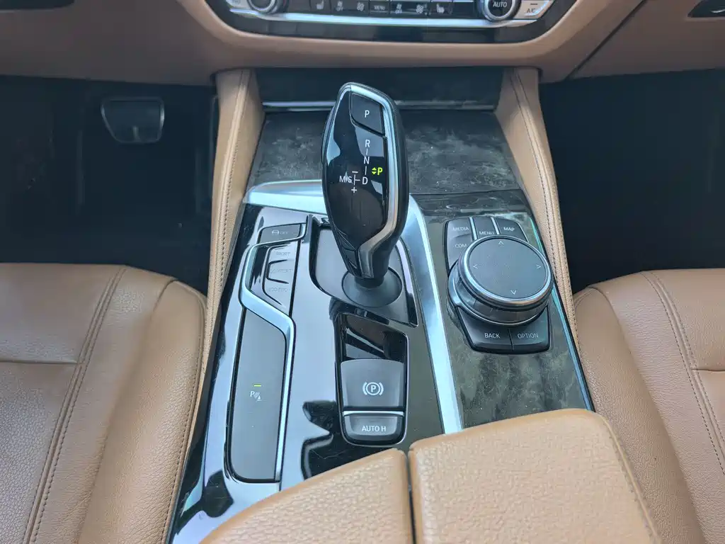 BMW 5 Series 2018 — фото 12
