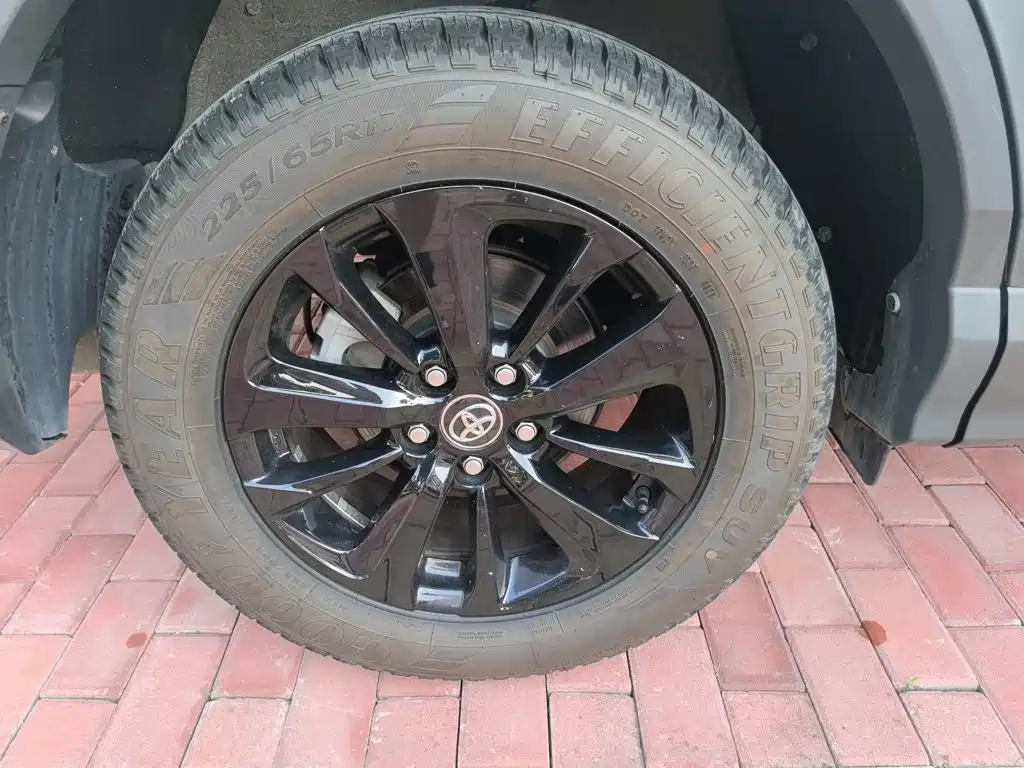 Toyota RAV4 2019 — фото 19