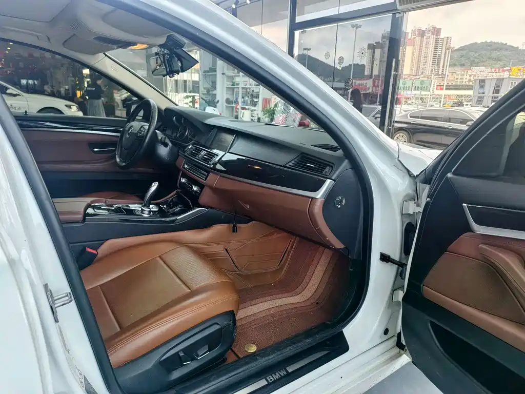 BMW 5 Series 2015 — фото 17
