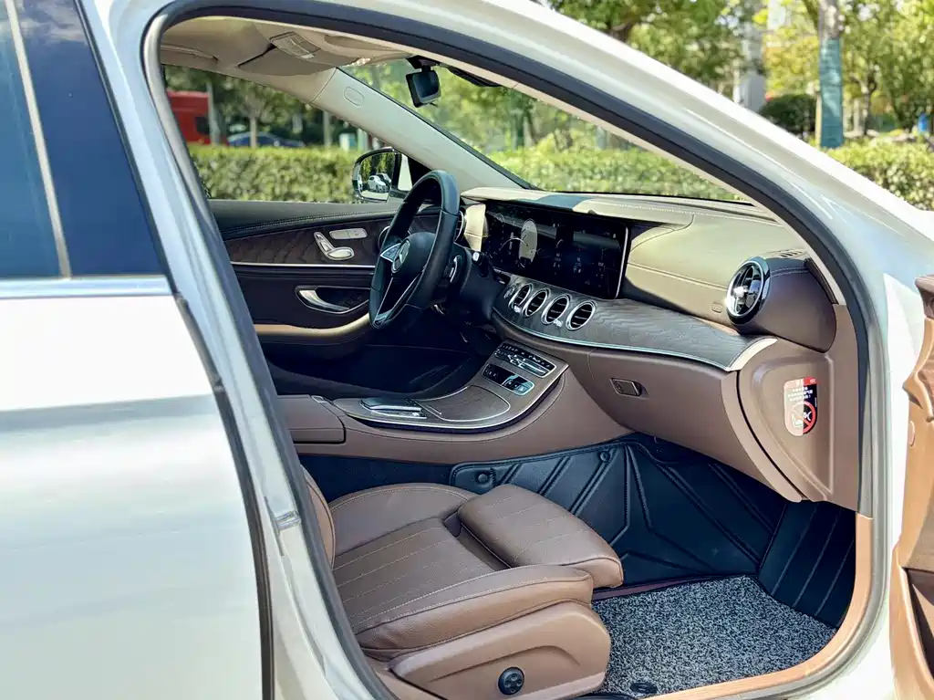 Mercedes-Benz E-Class 2023 — фото 12