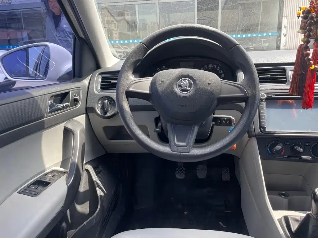 Skoda Rapid 2015 — фото 11