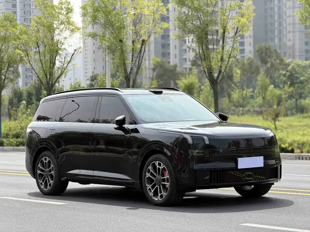 Lynk & Co 900 2025