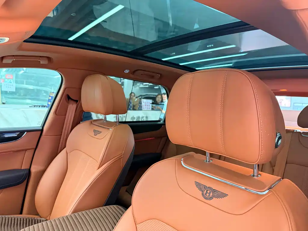 Bentley Bentayga 2019 — фото 13
