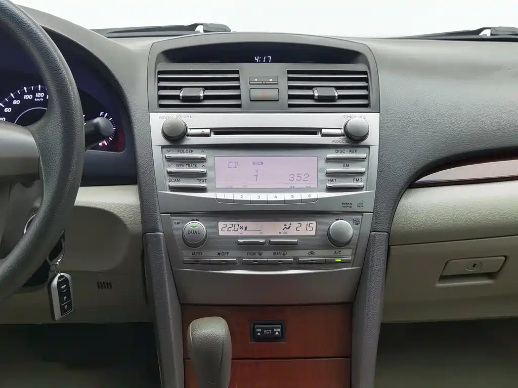Toyota Camry 2014 — фото 12