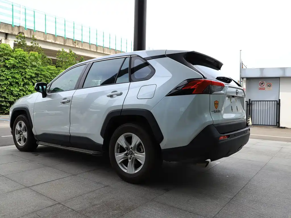 Toyota RAV4 2022 — фото 16