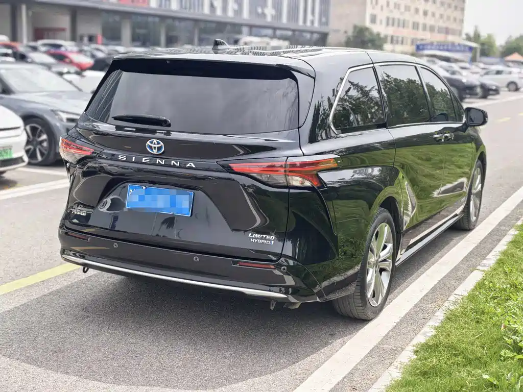 Toyota Sienna 2023 — фото 17