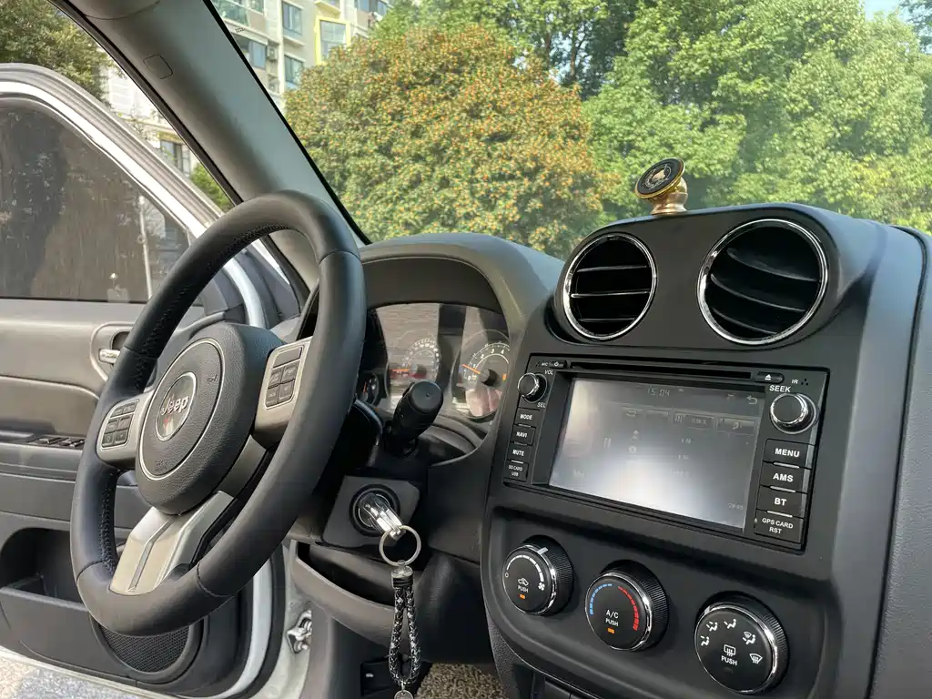 Jeep Freelancer 2014 — фото 15