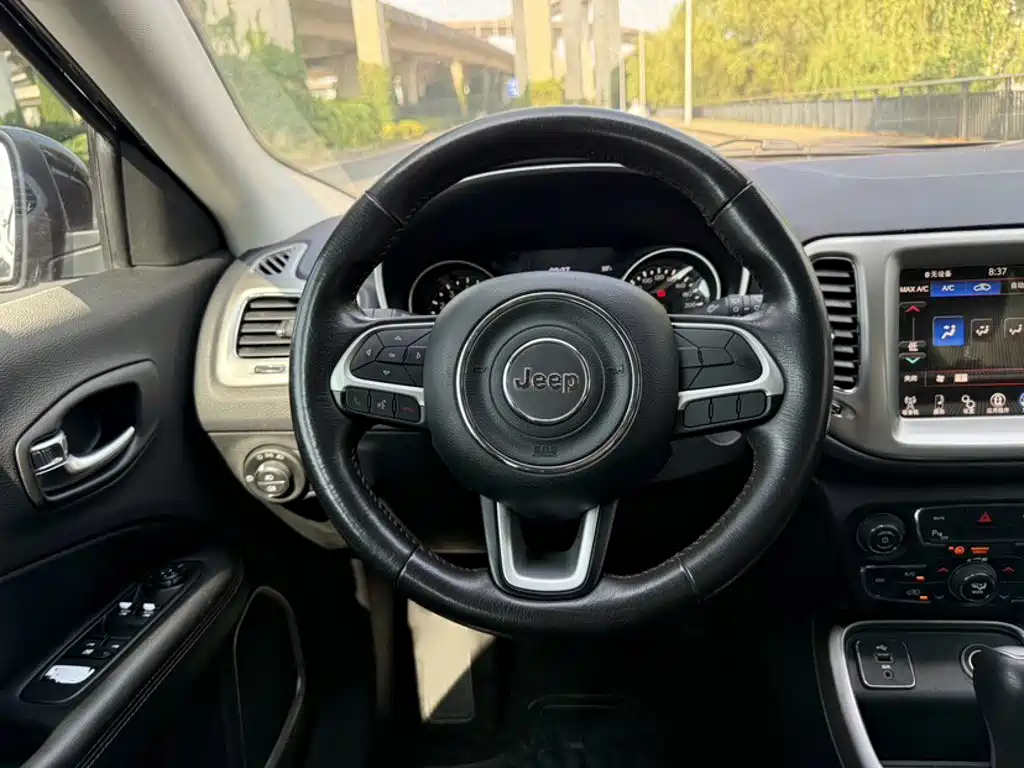 Jeep Compass 2018 — фото 13