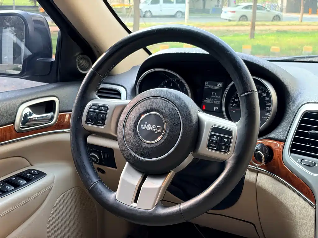 Jeep Grand Cherokee 2011 — фото 13