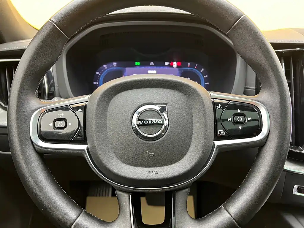 Volvo XC60 2023 — фото 11