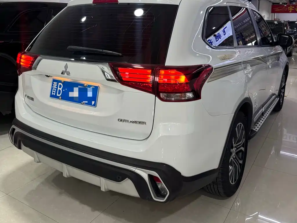 Mitsubishi Outlander 2018 — фото 9