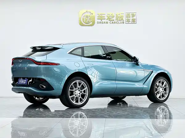 Aston Martin DBX 2022