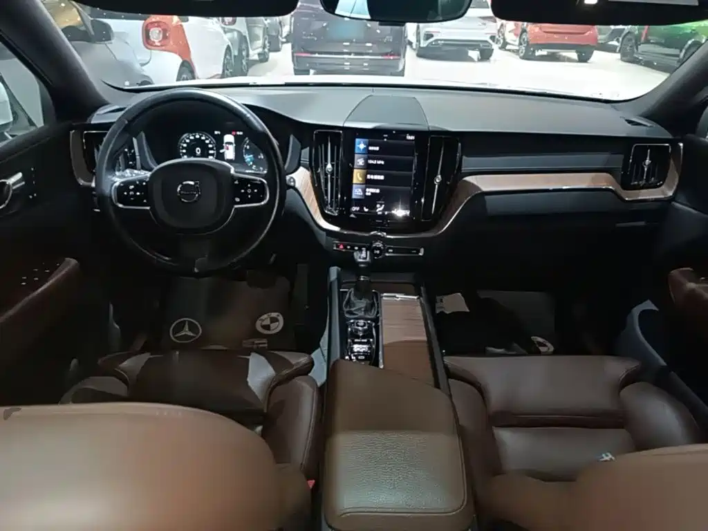 Volvo XC60 2020 — фото 10