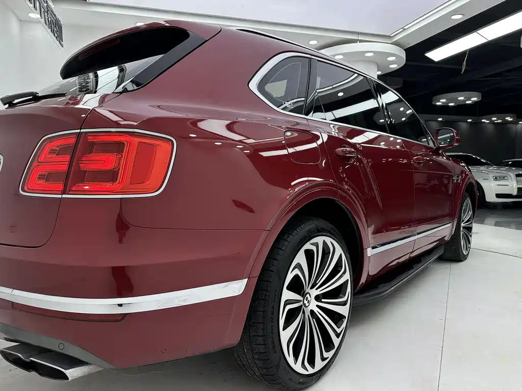 Bentley Bentayga 2018 — фото 19