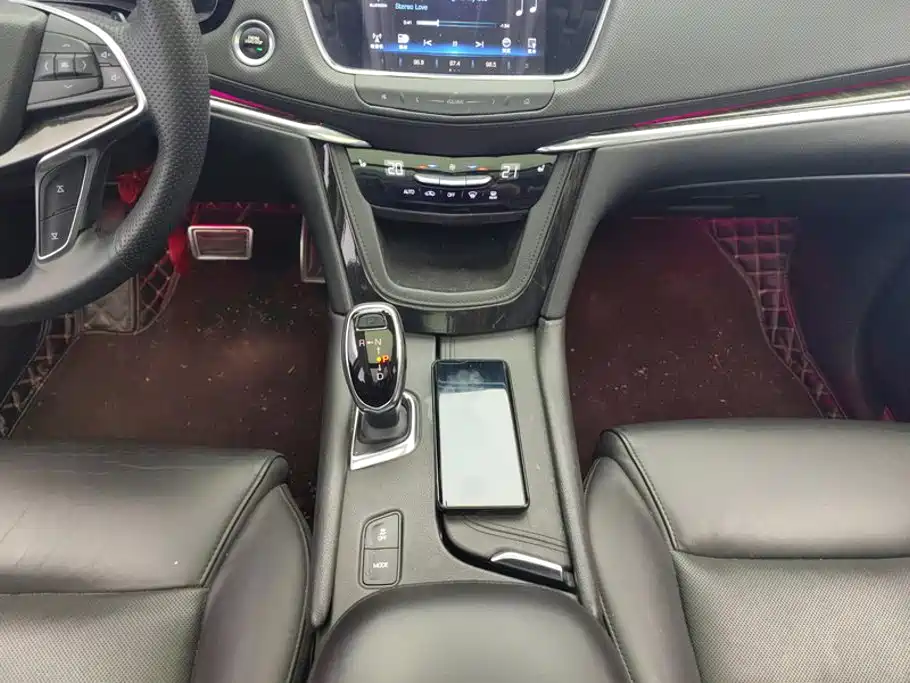 Cadillac XT5 2017 — фото 16