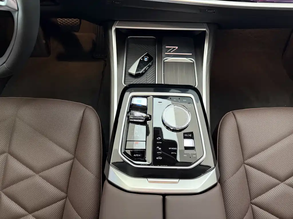 BMW i7 2025 — фото 14