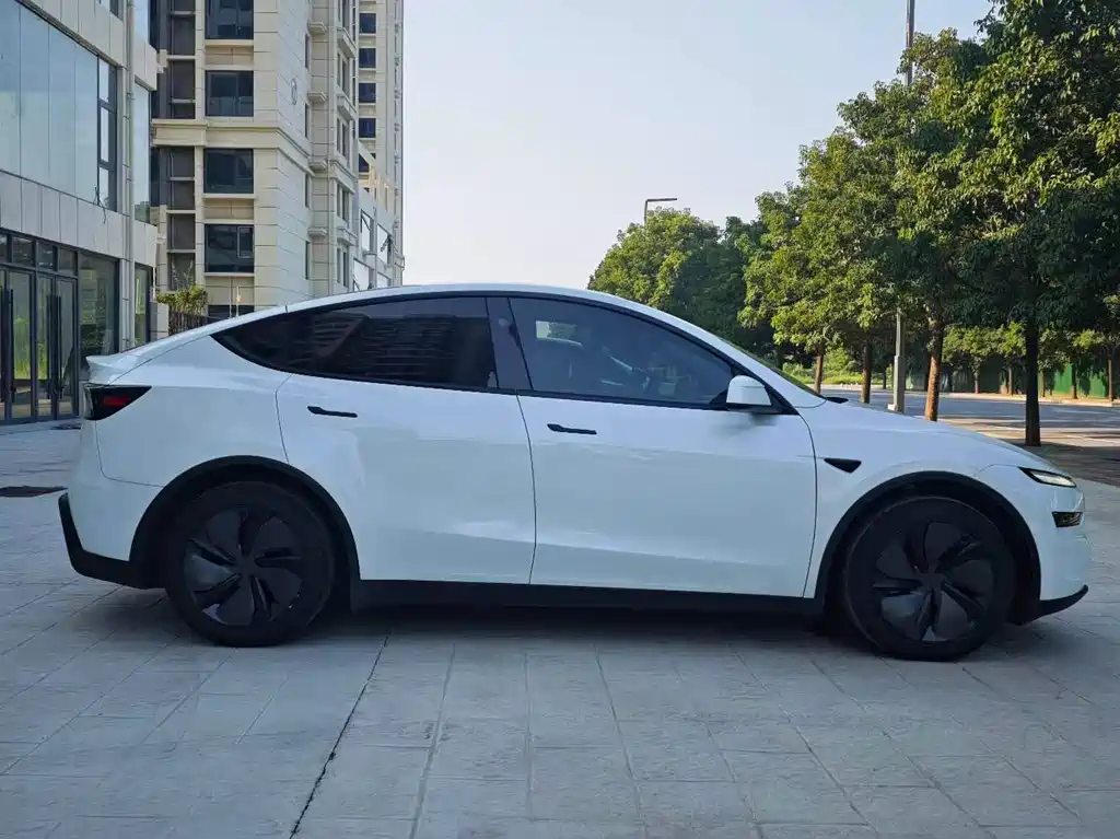 Tesla Model Y 2025 — фото 9
