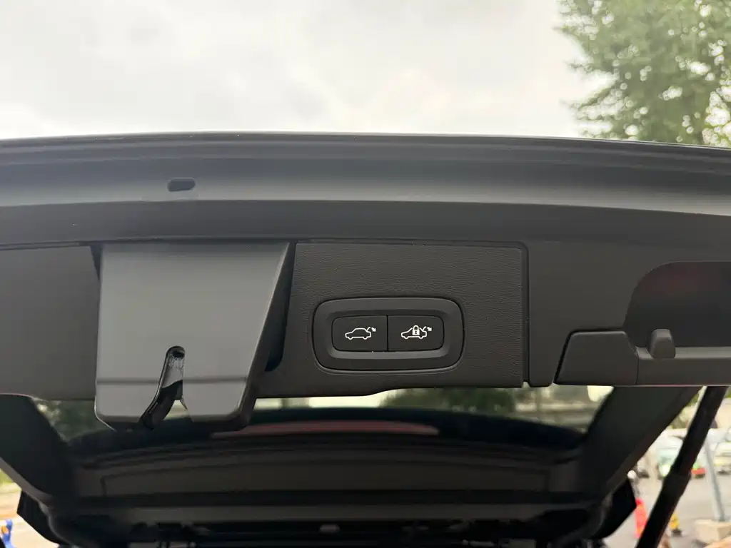 Volvo XC60 2023 — фото 23