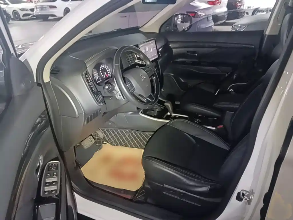 Mitsubishi Outlander 2019 — фото 16