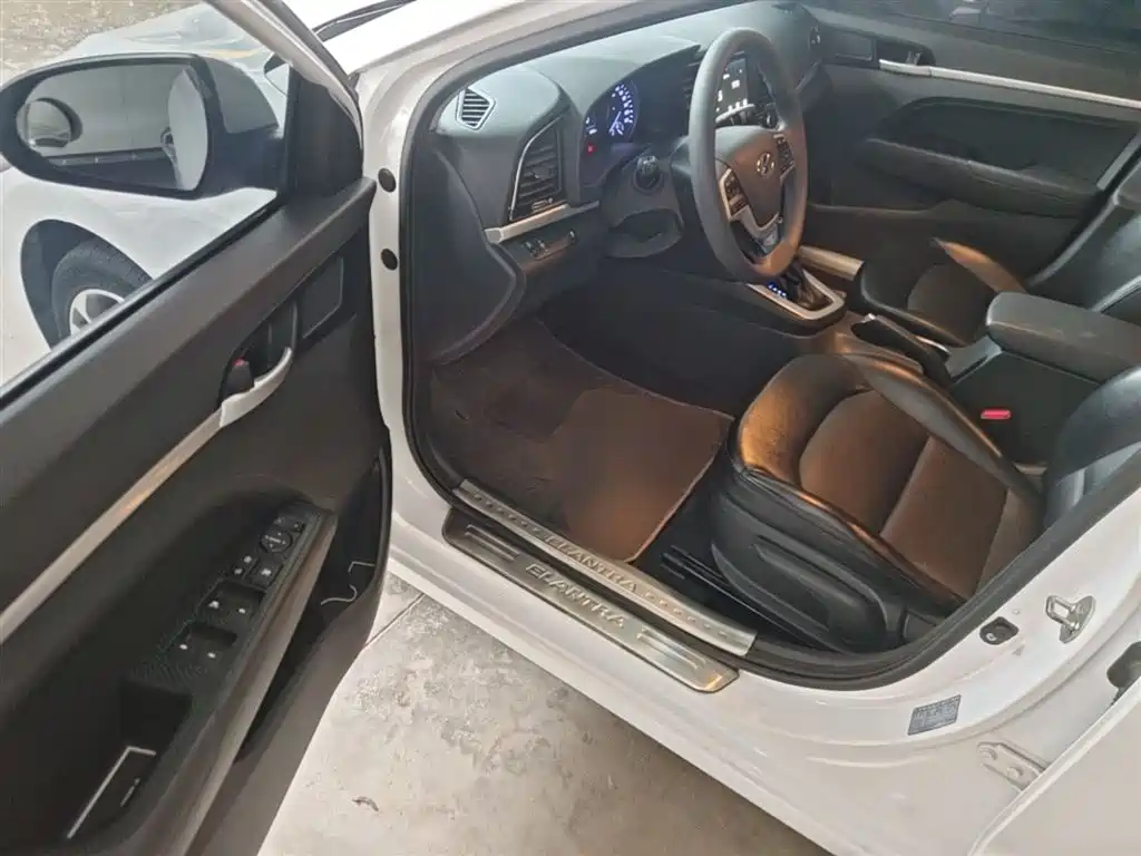 Hyundai Elantra 2017 — фото 16