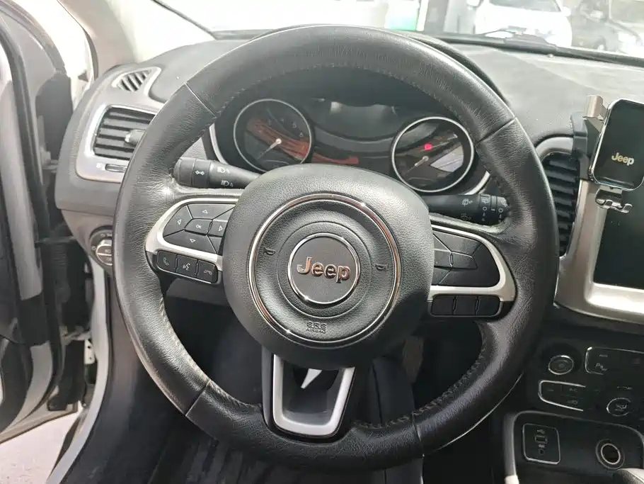 Jeep Compass 2018 — фото 15