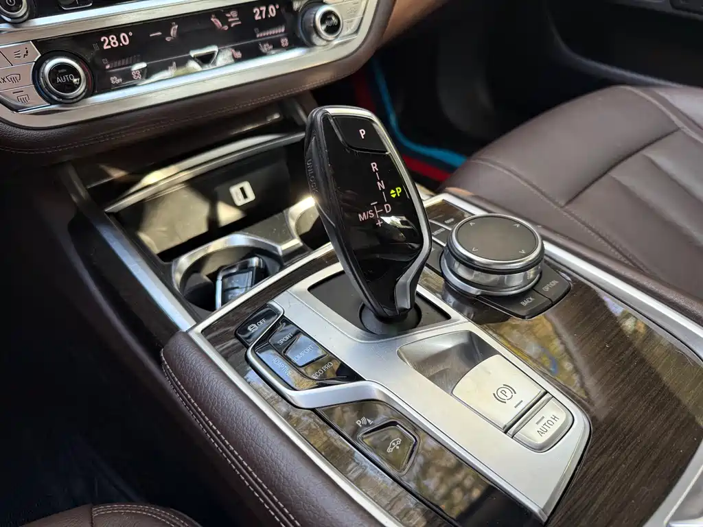 BMW 7 Series 2017 — фото 10