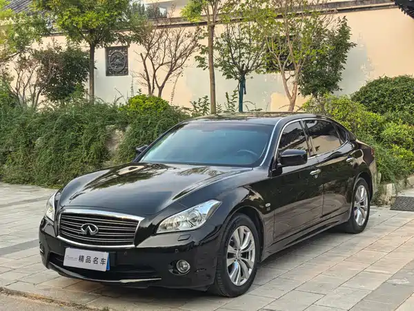 Infiniti Q70 2014